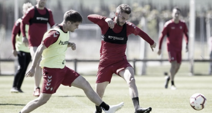 Endika Irigoien y Roberto Torres en una jugada del entrenamiento de Osasuna. Foto tomada de osasuna.es