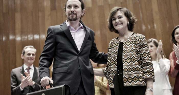 Pablo Iglesias recogiendo su cartera de vicepresidente. Fuente: Twitter. 