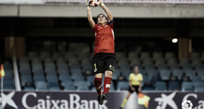 Portera franjirroja atrapando el balón. Fotografía: Liga Iberdrola