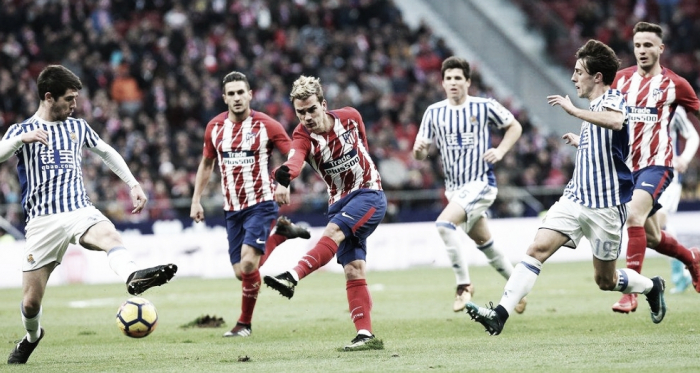 Griezmann tirando a portería en un anterior partido del Atlético de Madrid contra la Real | Imagen: LaLiga Santander
