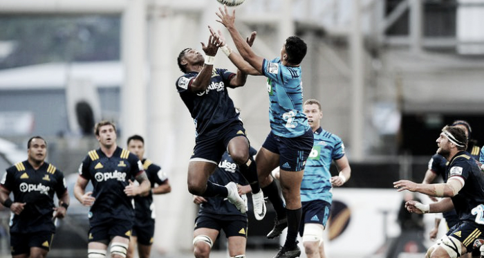 ¡A buscarla, muchachos! Rieko Ioane, por Blues, y Waisake Naholo, por Highlanders, saltan en busca de la guinda en lo que fue victoria para los de Otago por 41-34, en Dunedin, por la segunda fecha del 2018. Mañana estarán frente a frente otra vez. Crédito: Photosport. 