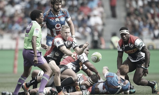 Stormers-Bulls. Bulls-Stormers. Por el lado de los de Pretoria, con la indumentaria de Capitán América, quien faltará será Lood de Jager, habitual portador del brazalete, hoy lesionado gravemente en uno de sus hombros. Verá la batalla de Newlands desde afuera. ¿Será con festejo? Crédito: Gallo Images. 