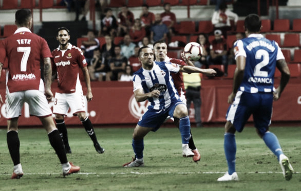 Quique disputando un balón en el partido de ida que el Deportivo ganó 1-3. || Fotografía: Liga123.