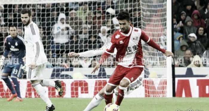 Alberto Bueno tratando de llevarse un balón | Fotografía: Dani Mullor