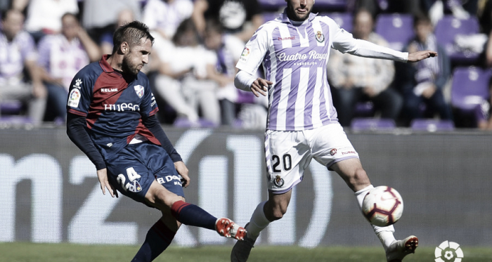 Jorge Miramón junto a un jugador del Valladolid | Foto: LaLiga