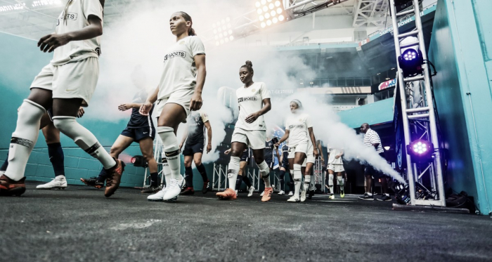 Paris Saint-Germain and North Carolina Courage emerge from the tunnel before the match. | Photo: Jonathan Willey