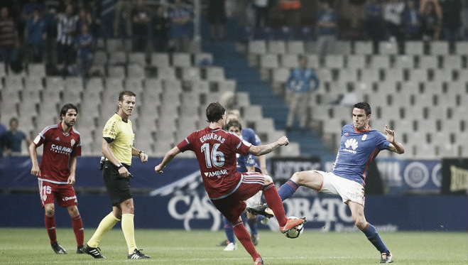 Pulido Santana, atento en una disputa entre Íñigo Eguaras y Ramón Folch, en el empate del Real Oviedo ante el Real Zaragoza. | Imagen: Real Oviedo.