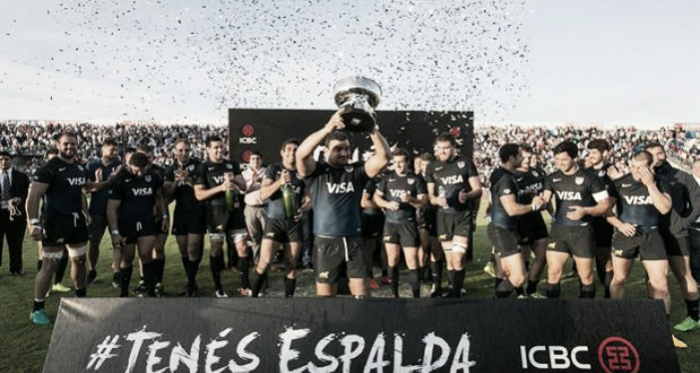 Foto: Agustín Creevy, capitán de los Pumas, levanta el trofeo que entregó uno de los patrocinadores. En el norte, los conducidos por Daniel Hourcade retornaron a la senda positiva. (La Nación).