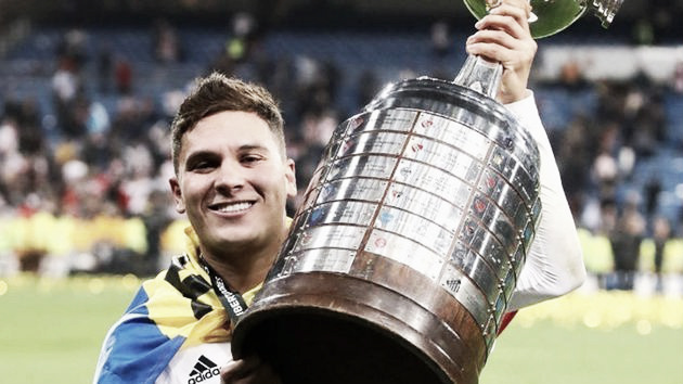 Quintero con la Libertadores en la mano, se quedará un tiempo más en Núñez Foto: Olé.