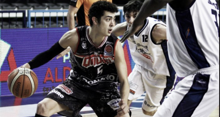 Eric Flor ante la marca de Lucio Redivo y Anthony Johnson. Foto: Liga Nacional