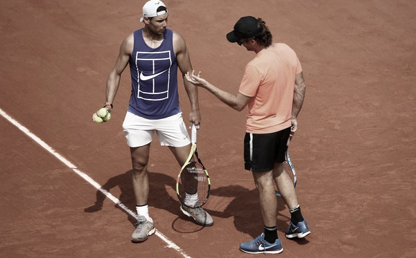 Rafael Nadal y Carlos Moyá en un entrenamiento en el Abierto Francés. Fuente: Zimbio