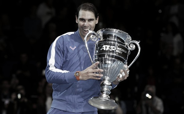 Rafael Nadal al entregarle el trofeo como número uno del 2019. Fuente: Zimbio