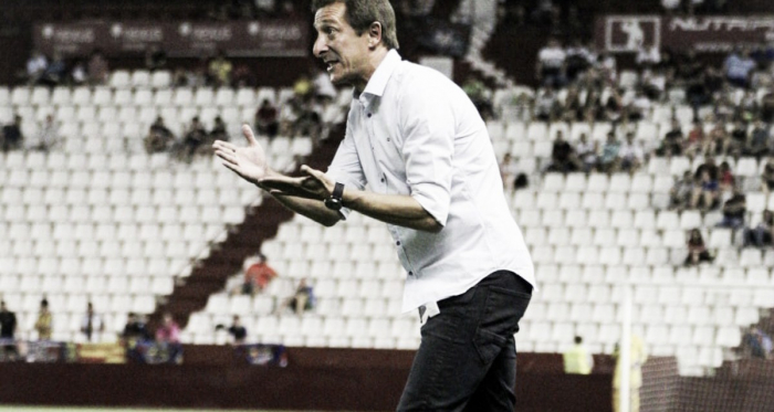 Ramis dirigiendo a los jugadores del Albacete. Fuente: web del Albacete Balompié.