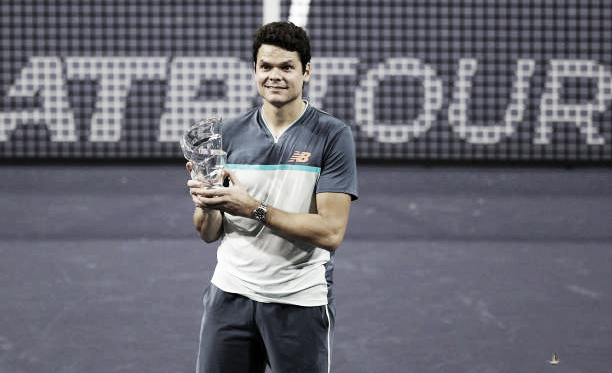 Milos Raonic sonríe con el trofeo de ganador de la Eisenhower Cup. Foto: gettyimages.es