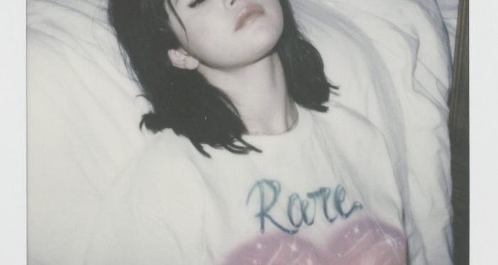 Selena Gomez en una de las polaroids que ha colgado para promocionar Rare / Twitter: Selena Gomez