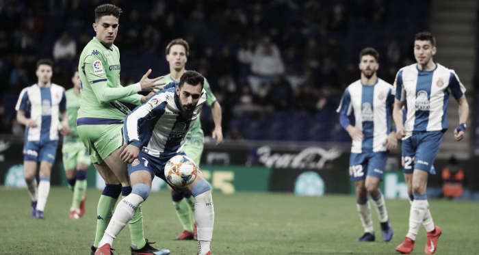 Borja Iglesias y Bartra se disputan un balón | Foto: RCDE