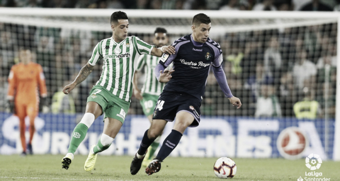 Rubén Alcaraz controla el balón ante la mirada de Sergio León | LaLiga