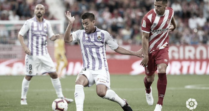 Alcaraz controla el balón ante la mirada de un jugador del Girona | LaLiga