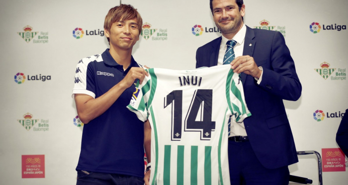 Real Betis apresenta meia japonês Takashi Inui em Tóquio