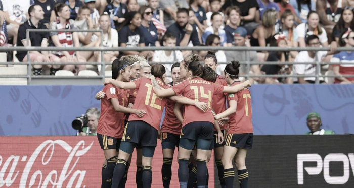  Las chicas de Vida hacen un coro / Foto: @sefutbol