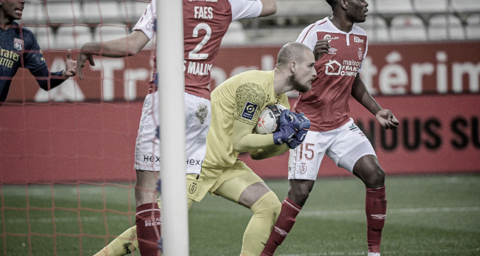 Jogadores
do Lyon demonstram decepção após empate contra Reims