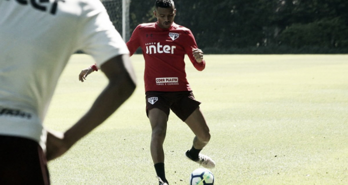 Reinaldo e Carneiro treinam no CT e voltam a trabalhar com bola
