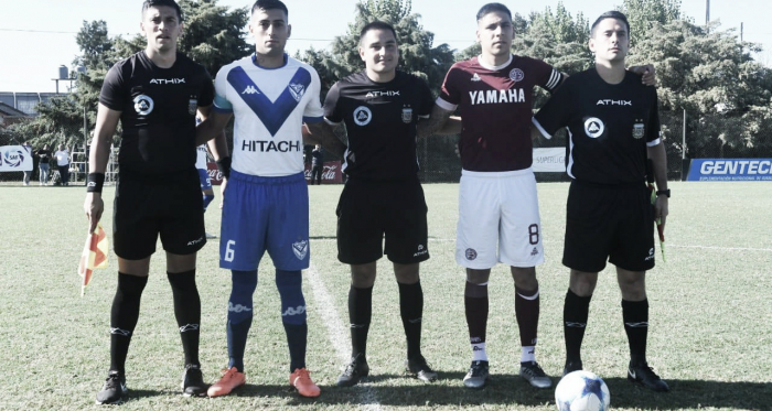 Miguel Brizuela y Kevin Cardozo, capitanes de ambos equipos, en el último enfrentamiento por el Campeonato de Reserva. (Foto: página oficial de Vélez Sarsfield)