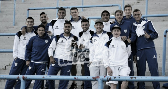 El plantel de la Reserva en el estadio José Maria Minella. // Foto: Ariel Heideggen.