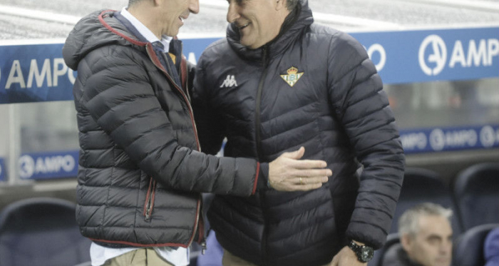 Imanol Alguacil y Quique Setién se saludan antes del comienzo de choque de la vuelta de los octavos de final de la Copa del Rey en Anoeta (FOTO:// LaLiga)