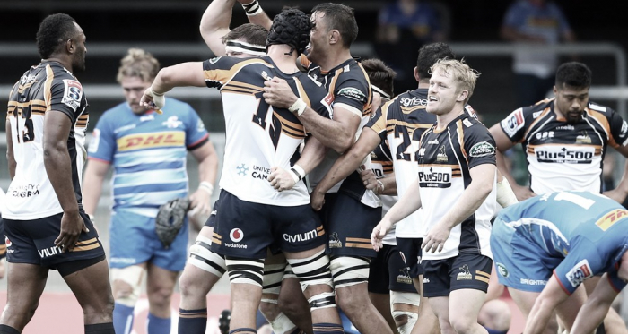 Brazos en alto para Brumbies, que defendió con el alma y el corazón para finalmente derrocar a Stormers en su propio territorio. Crédito: Gallo Images/Getty Images. 