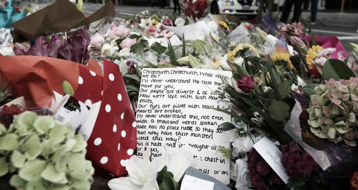 Las flores en conmemoración por los fallecidos en Christchurch. El mundo se unió con un mensaje de paz y condolencias tras la tragedia. Crèdito: Herald Sun.