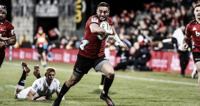 Bryn Hall, medio scrum de Crusaders, gana metros con el ingoal como único objetivo. Crédito: Photosport.