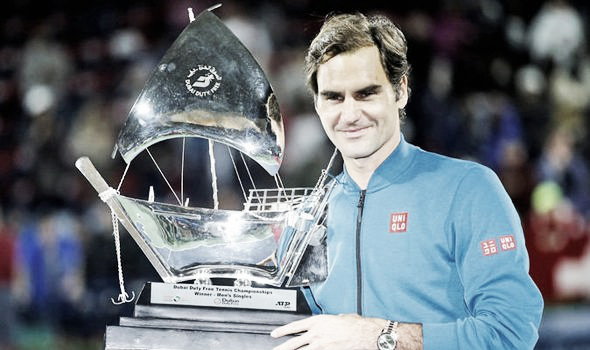 Federer posa con el título de campeón. Foto: ATP World Tour.