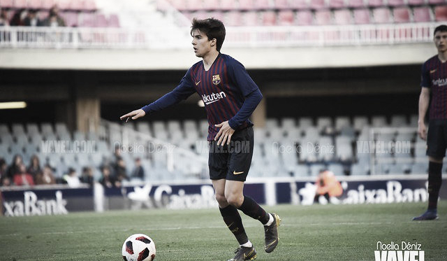 Riqui Puig conduciendo el balón contra el Espanyol B. FOTO: Noelia Déniz