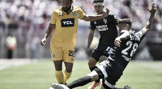 Lucas Gamba, el autor del único gol del partido, encara a Lucas Martinez Quarta. FOTO: Misiones Cuatro.