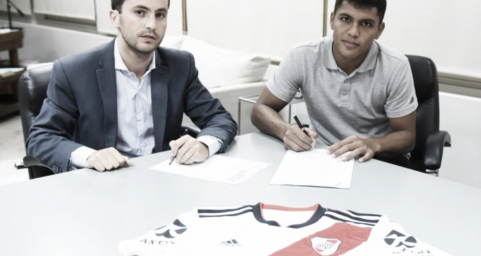 El momento de la firma de Rojas, acompañado del dirigente Stefano Di Carlo: el primer refuerzo (Foto: CARP Oficial).