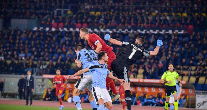 Il gol di Dzeko del momentaneo vantaggio. | Foto: Twitter @OfficialASRoma