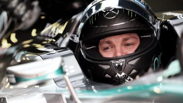 Nico Rosberg bateu Lewis Hamilton por 0,07s. Em terceiro ficou o Ferrari de Vettel. (Foto: PA)