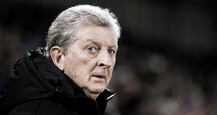 Hodgson carga contra el árbitro y después se arrepiente