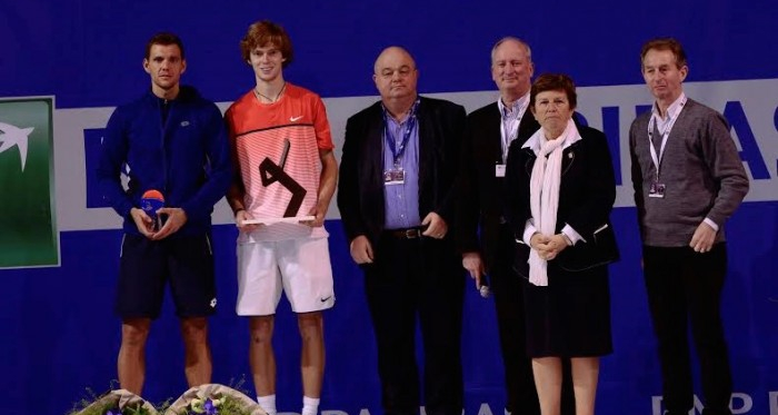Runner Up Paul Henri-Mathieu (On Left) and Champion Andrey Rublev at Quimper trophy ceremony (Photo: Remy Chautard)