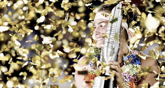 Aryna Sabalenka poses alongside her trophy | Photo: Dongfeng Motor Wuhan Open