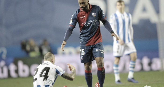 Akapo ayuda a Sandro a levantarse del suelo en el choque del pasado fin de semana en Anoeta (FOTO://LaLiga)