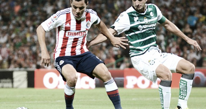 Bravo e Izquierdoz en la última visita de Chivas a Torreón | Foto: Chivas