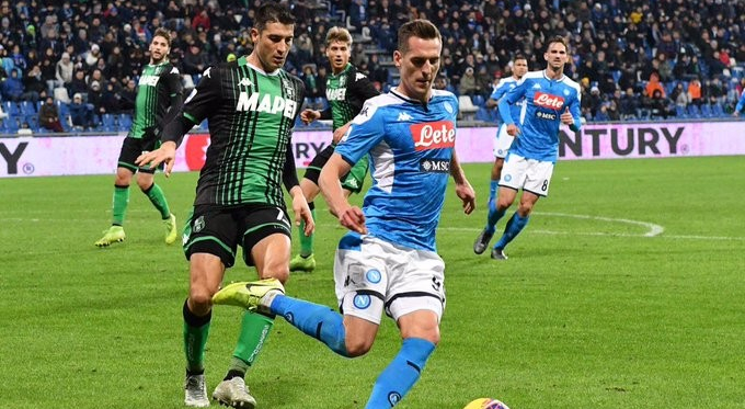 Serie A - L'autogol di Obiang sulla sirena regala il successo al Napoli: Sassuolo rimontato 1-2