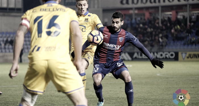 Sastre pelea un balón ante el Alcorcón | Foto: LaLiga