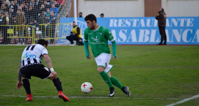 Jacobo, ídolo serón, doblega al Badajoz en los últimos instantes