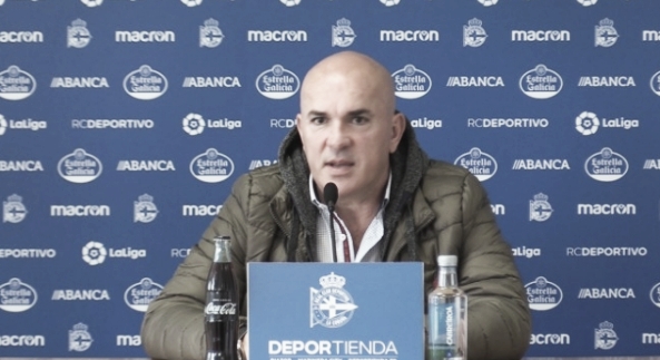 Luis César en rueda de prensa. Fuente: www.rcdeportivo.es
