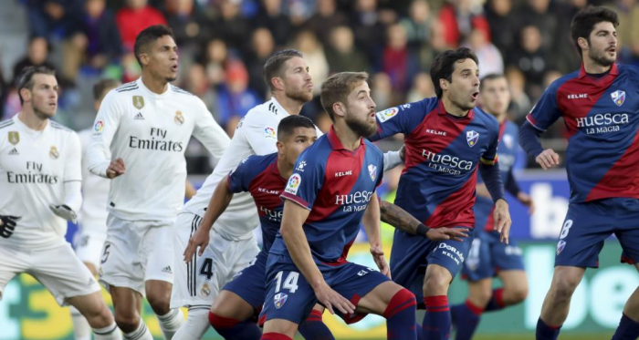 Varios jugadores de la SD Huesca y el Real Madrid, en el choque de El Alcoraz. Fuente: Rafael Gobantes, Heraldo