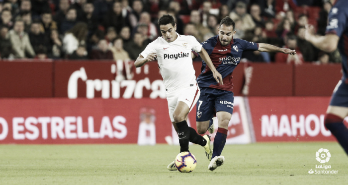 Ben Yedder conduciendo el balón dejando atrás a Ferreiro | Foto: La Liga