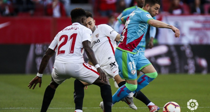 Embarba escapando de la marca del dos sevillistas. Fotografía: La Liga